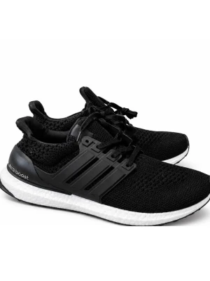 Adidas Ultra Boost svarta sneakers - Svarta Adidas Ultra Boost sneakers med stickad ovandel i mesh, svarta snören och klassiska tre ränder på sidan. Man kan inte se adidas texten på toungan på bild 2 och 3 men den finns skriv för bilder!