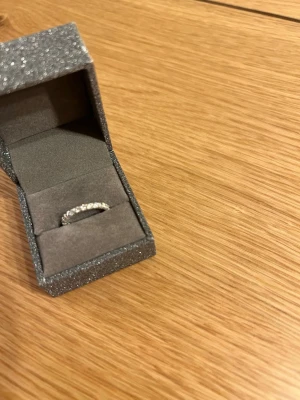 Ring i äkta silver, storlek 16  - Mycket fin, glittrande ring i storlek 16!  Nypris 429kr!  Säljer den pga felköp, den är för liten för mitt ringfinger. Min ringstorlek på ringfingret är 17. Köpte den sen i rätt storlek för mig och jag älskar den!  Ringen är aldrig använd. 