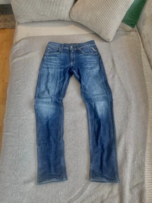Blå jeans från Replay - Jag säljer ett par snygga replay jeans. Knappt använda, mycket fint skick  Mått 📏  Längd: 97 cm Midja: 36  Se bilder!