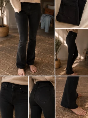 Svarta bootcut jeans med hög midja - Snygga svarta bootcut jeans med hög midja och klassiska fem fickor. Jeansen har en smickrande passform och är tillverkade i ett mjukt denimtyg med lite stretch. Perfekta till en avslappnad eller trendig look.
