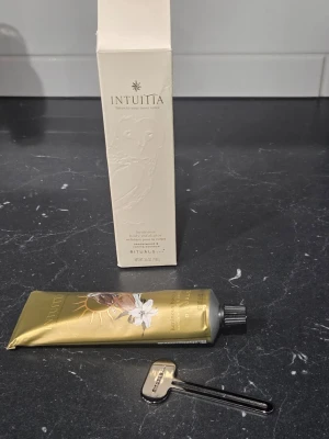 Rituals Intuïtia body exfoliator -  Rituals Intuïtia-serie i guldfärgad tub med blommigt motiv 