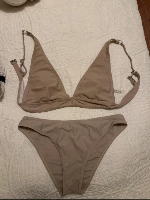 Beige bikini - Bikinis endast provade, super snygga och i nyskick ✨ Tyvärr för små för mig därför säljs de 🌸