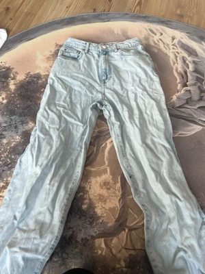 Ljusblå raka jeans från Gina tricot  - Ljusblå jeans med rak passform från g perfect jeans. Klassisk femficksmodell med knapp och dragkedja framtill. Jeansen är tillverkade i denim och har en avslappnad look som passar till många olika stilar.