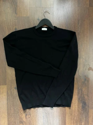 John Henric, 100%Merinoull  - Svart, 100% merinoull sweatshirt shirt i jätte bra skick, köpte den i butik, använde den två tillfällen, skulle tvätta den, den krympte med kanske 2 storlekar så passar dig som har M/L, pris går att snacka ner vid snabb affär