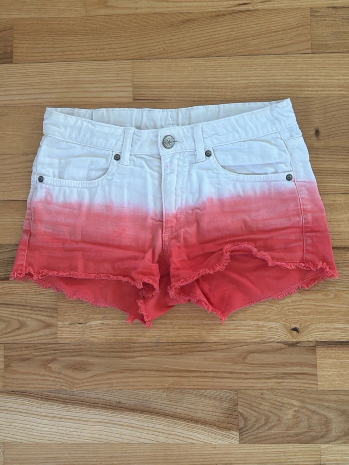 Dip dye shorts i vitt och rött HM