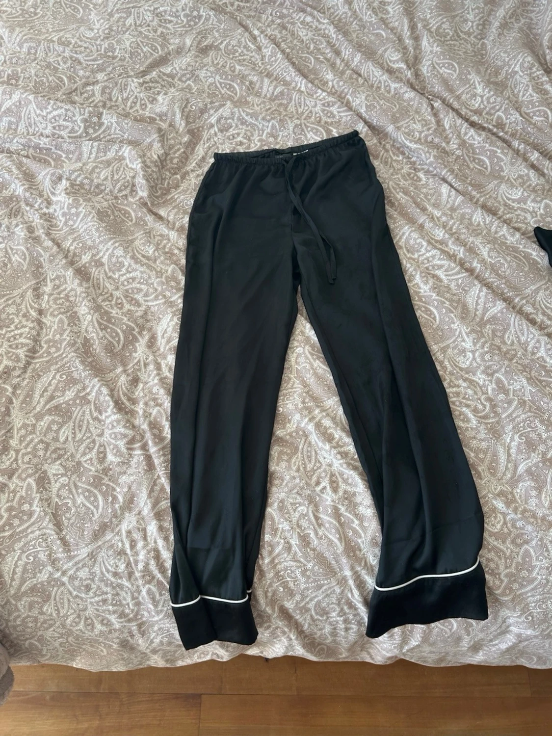 Svart satinpyjamas med vita detaljer - 1
