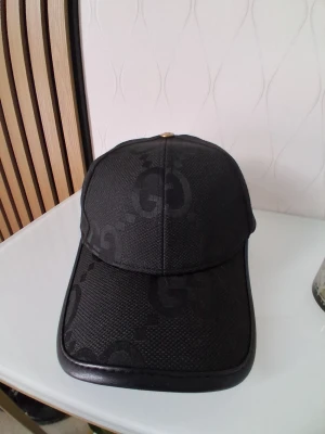 Svart keps - Helt ny svart gg keps jätte snygg och aldrig använt. Har ni funderingar eller är sugen skriv till mig.