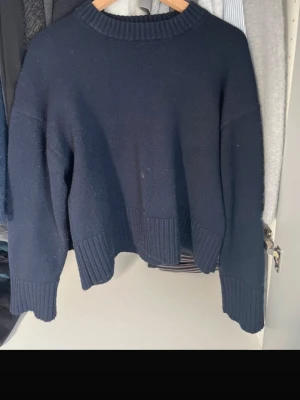 Tröja - Så mysig, har en fläck dock som inte går bort. Fläcken är från limstift så inte direkt en fläck. Går att se på sista bilden.