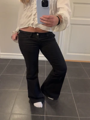Ultra low jeans - Säljer ett par svarta jeans med utsvängda ben och låg midja. Endast använda ett fåtal gången utan slitage. 