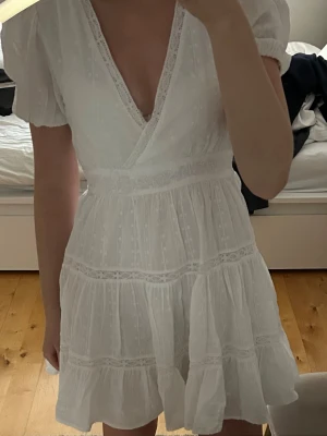 Vit klänning Zara - Säljer den här super söta klänningen perfekt tills studenten eller midsommar! Skriv frågor eller om du vill ha flera bilder❤️