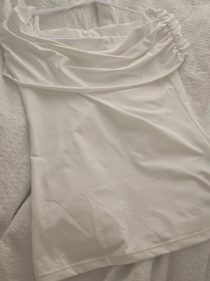 Vit axelbandslös tröja  - Vit axellös tröja/blus till sommaren. Tillverkad i ett mjukt och stretchigt material som sitter super bekvämt💗passar s/sx