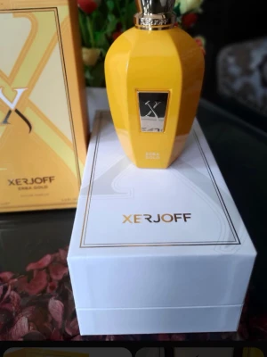 Xerjoff Erba Gold Parfym 100ml - Xerjoff Erba Gold är en lyxig parfym i en snygg gul flaska med metallisk detalj framtill. Doften har fräscha citrus- och fruktiga toner, med inslag av sötma och en aquatisk känsla. Flaskan kommer i exklusiv förpackning och rymmer 100 ml. Runt 97ML kvar på flaskan, är öppen för byten 