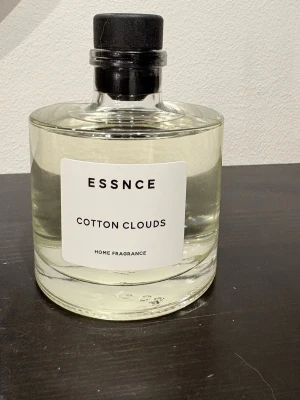 ESSNCE Cotton Clouds doftspridare - Essence nya släpp av home fragrrance doftspridare från ESSNCE i doften Cotton Clouds. Testat i en timma men doften föll mig inte i smaken. Doftpinnarna följer med i en liten påse.