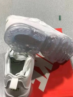 Nike Air Vapormax Plus vita sneakers - Nike Air Vapormax Plus sneakers i helvitt med en futuristisk design och genomskinlig sula. Ovandelen är i textil och syntet med tydliga detaljer och logga på plösen. Skorna har en chunky, luftig sula som ger en modern vibe och är perfekta för dig som gillar streetwear.