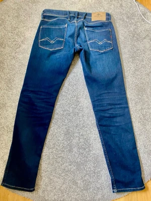 Mörkblå Replay jeans - Säljer ett par riktigt schyssta Replay anbass i storlek L30 W29 i riktigt bra skick. Hör av dig vid frågor.