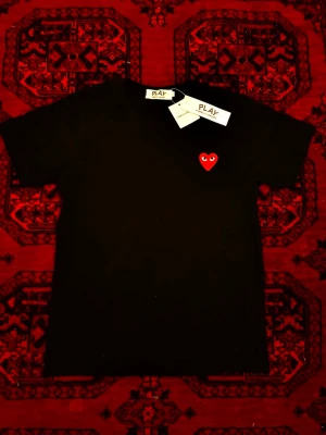 Marinblå Comme des Garçons Play T-shirt - Storlek EU S herr, 63 cm på längden skick 10/10 har endast testats på! Pris går att diskutera vid snabbaffär / bundleköp 💯