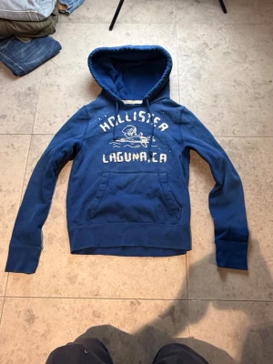 Sällsynt Hollister hoddie  - Väldigt fint skick utöver ett jätte litet hål vid axeln syns på bild 4. Tveka ej på att ställa frågor