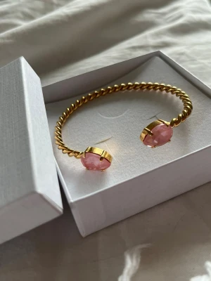 Caroline svedbom armband  - Säljer mitt jättefina armband från Caroline Svedbom , fin rosa färg , färgen heter Flamingo Ignite, fick i julklapp och aldrig använd , så i ny skick ! 