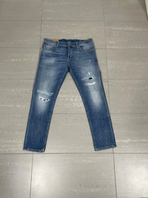 Dondup Jeans  - Säljer nu dessa Dondup jeans med snygga slitningar i populär design, mått: 44 och 100 cm. skriv för fler bilder/frågor🙌🏼