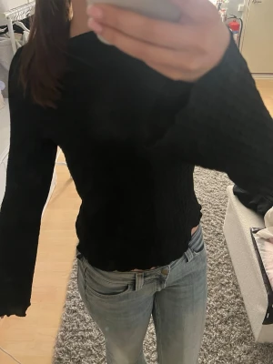 Svart långärmad tröja - En svart långärmad tröja från lager 157 i strl S. Skriv om ni undrar något pris kan diskuteras💕