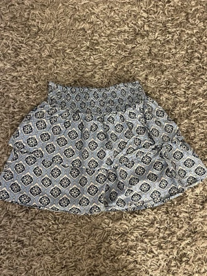 Mönstrad blåvit kortkjol - En kjol från Gina tricot i strl 146/152. Den sitter även bra på folk som har xs/s. Skriv om ni undrar något pris kan diskuteras💕