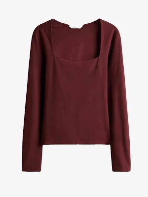 Vinröd långärmad topp med fyrkantig ringning - Vinröd långärmad topp med snygg fyrkantig ringning. Enkel och stilren design som passar perfekt till jeans eller kjol. Mjuk och skön känsla, perfekt för lager-på-lager. En riktig garderobsfavorit för dig som gillar minimalistisk stil.