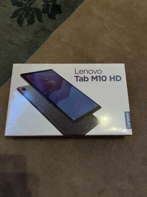 Lenovo Tab M10 HD surfplatta - Lenovo Tab M10 HD är en tunn och stilren surfplatta i mörkgrå färg med 10,1-tums HD-skärm. Den kör Android och har Dolby Atmos-ljud för bättre upplevelse. Perfekt för streaming, surf och appar. Levereras i originalförpackning.
