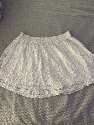 Vit kjol - Jätte fin vit kjol perfekt nu till sommaren💗 står en väldigt liten storlek men det är större än det tycker jag!! Storlek 134-140 men jag tycker mer att det är 158-164.