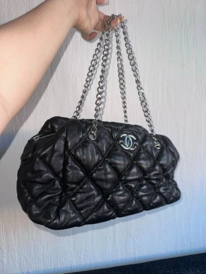 2000’s style shoulder bag - Very 2000’s style. Love this one no issue as seen on the pics❤️