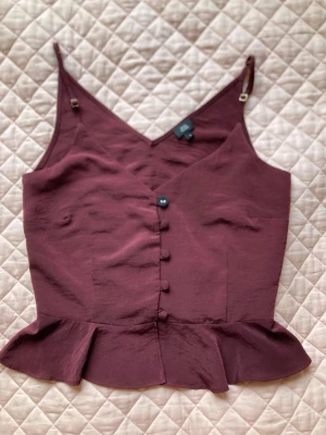 Röd topp - Söt topp som jag inte kan ha. Den är storlek 34 men sitter tajt upptill så man blir lite mosad om man har lite större bröst :(   Btw jag har sytt på den övre knappen då den gamla lossnade men tycker det blev snyggt ändå xx