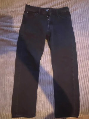Svarta raka jeans - säljer då dom är för små, pris kan diskuteras 