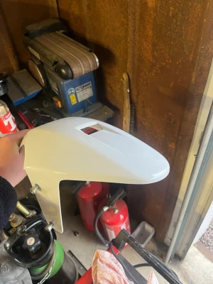 Vit bcd framstänka till Yamaha slider  - Säljer en vit framskärm i plast till Yamaha slider, Perfekt för dig som vill byta ut eller uppgradera din hoj. Av på ena fästet och en spricka i det andra fästet går att smälta ihop eller spackla ihop lätt. Helt ny köpt för 899. Hör av er vid frågor 