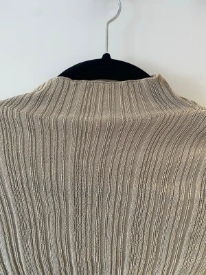 Beige ribbstickad polotröja - Snygg beige ribbstickad tröja, väldigt stretchig i matrialet!!🥰🥰
