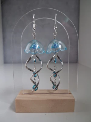 Blå manet/jellyfish-inspirerade örhängen handgjorda  - Unika örhängen med manet-inspirerad design i blått och silver. Perfekta för dig som gillar havsinspirerade accessoarer. Öronkroken är nickelsäker längd ca 6cm långa