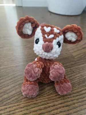 Handvirkad rådjurs plushie - Supergullig handvirkat rådjur  i mjuk plysch garn. Perfekt som dekoration eller present 😍