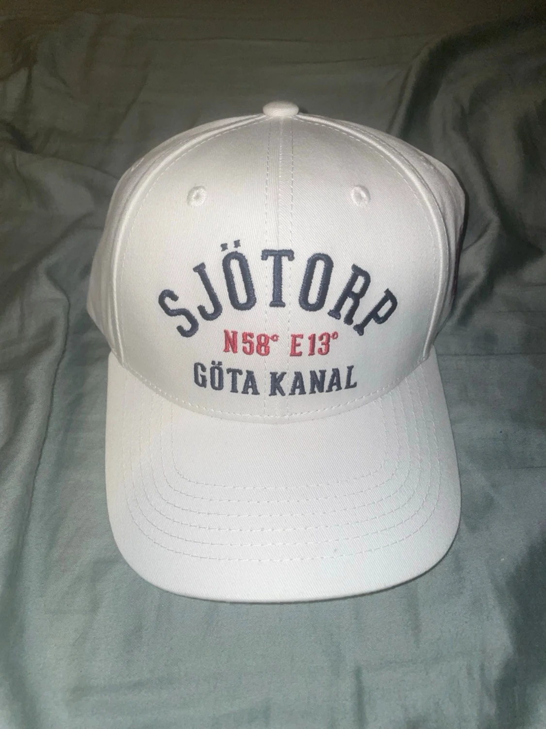 Vit keps med Sjötorp Göta Kanal-tryck