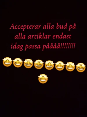 Annons: Alla bud accepteras idag - Annonsbild med texten 'Accepterar alla bud på alla artiklar endast idag passa påååå!!!!!!!' och flera leende emojis. Perfekt för dig som vill göra fynd på olika artiklar under en begränsad tid.