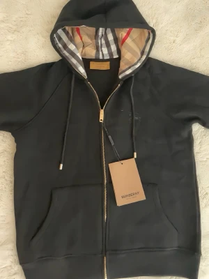 Svart Burrberry zip up - Den är helt ny och underbar nu för sommaren! Den passar bra med allt och är mjuk innuti!