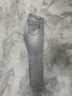 Grå Dondup George Jeans - Snygga Grå Dondup George slim fit. Jeansen har en tvättad look och tajta ben. Storlek 33/30, passar 31/30. Modell 193cm - 85kg - Bär storlek 32/33. Skriv vid frågor/funderingar 😇
