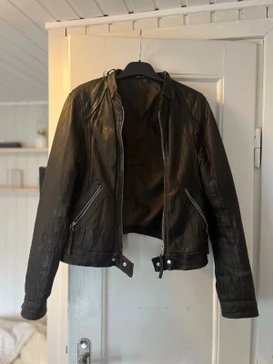 Svart skinnjacka med dragkedjor - Super snygg svart jacka i äkta skinn. Fina detaljer och spännen🖤 mycket bra skick🥰 lite liten i storleken så strl 36/38 skulle jag säga