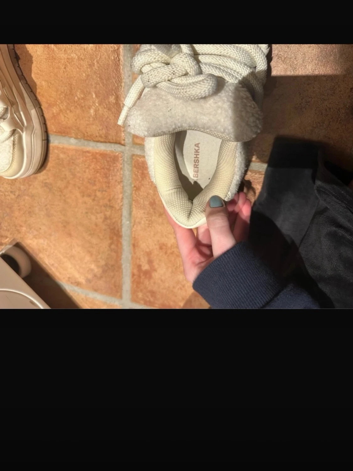 Beige teddy-sneakers med chunky sula - 4