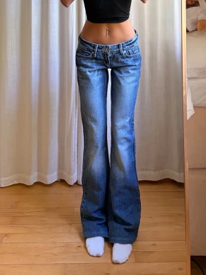 Lågmidjade jeans  - midja: 37 innerbenslängd: 83 jag är ca 165cm! 