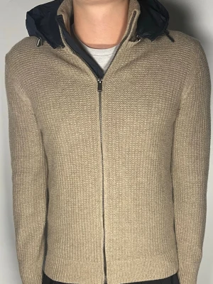 Massimo Dutti cardigan - Säljer en ritkigt snygg och trendig Massimo Dutti cardigan i fint skick, storlek M, vid frågor är det bara att skriva //Gramenti