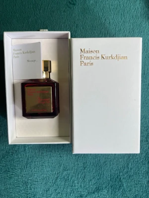 Baccarat Rouge 540 Extrait de Parfum - Lyxig parfym från Maison Francis Kurkdjian, Baccarat Rouge 540 Extrait de Parfum. Flaskan är djup röd med gulddetaljer och har en elegant, fyrkantig form. Kommer i exklusiv röd och vit förpackning med guldfärgad text. Perfekt för dig som gillar exklusiva dofter.