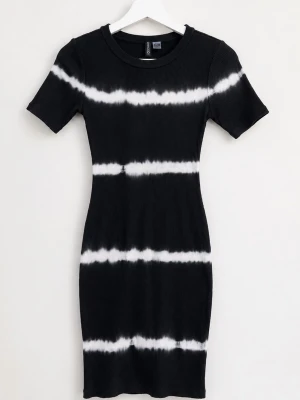 Svart ribbad klänning med tie-dye - Snygg svart ribbad klänning med vita tie-dye ränder. Modellen är kroppsnära med korta ärmar och rund halsringning 🩷