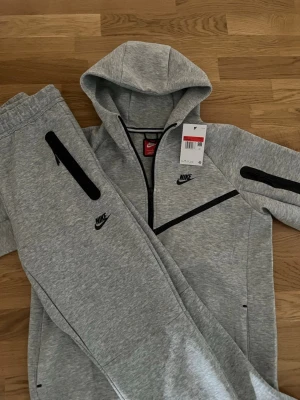 Nike Tech tracksuit - Säljer en helt ny Nike tech tracksuit, Tröjan är L och byxorna M, Helt Ny!!