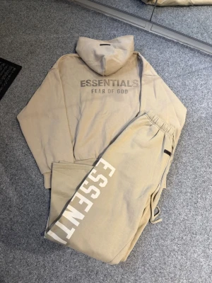 Essentials beige baggy tracksuit - Size L, fits 100% true to size. Just like new, never worn. Feel free to ask questions. Yes we ship to sweden and other countries too.