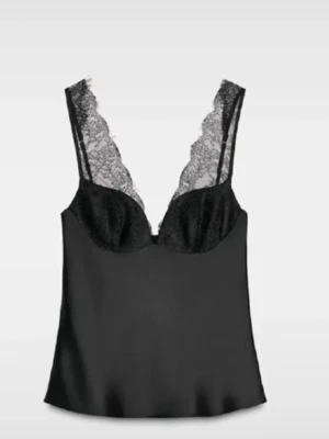 Svart linnetopp med spetsdetaljer - Superfin! Viral topp som är slutsåld. Köpte på vinted men den satt inte på mig helt som jag velat. Mest för att kolla intresse, skriv till mig innan köp så vi kan diskutera priset!💞💞