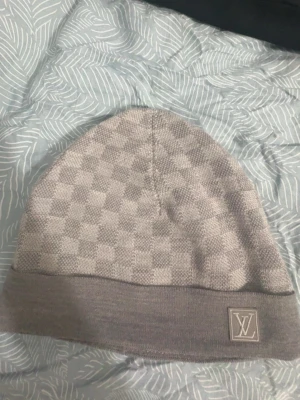 Lv mössa grå - Grå LV mössa gamla kollektionen finns ej o köpa längre! Använd jätte lite nästan aldrig eftersom jag aldrig haft på mig mössor egentligen fick den som en present!