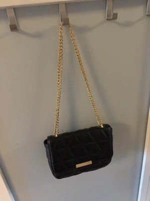 Liten svart väska från glitter - Väskan går också att ha crossbody och den har bara en liten defekt att det är skrapor på magnet grejen men har annars inga fläckar eller något sånt jag säljer den då jag inte använder den längre skriv gärna om du har några frågor 💕🫶